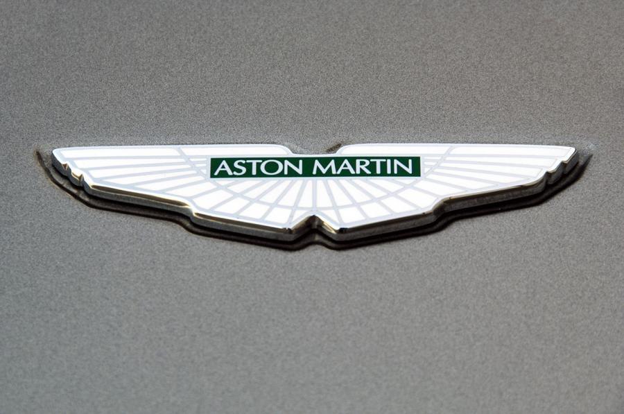 Логотип Aston Martin DB9 Volante 2009 года  (фото 30 из 41)